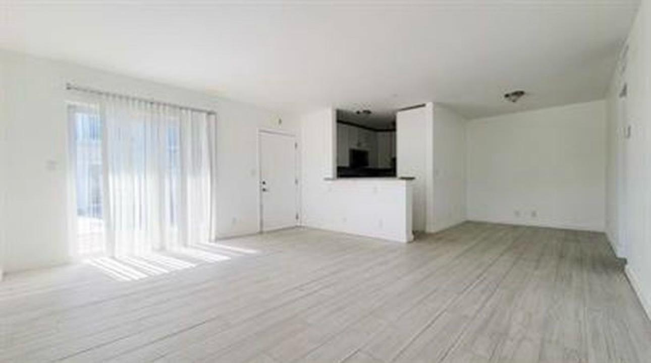 930 N 14TH Court # 15 — Photo 5