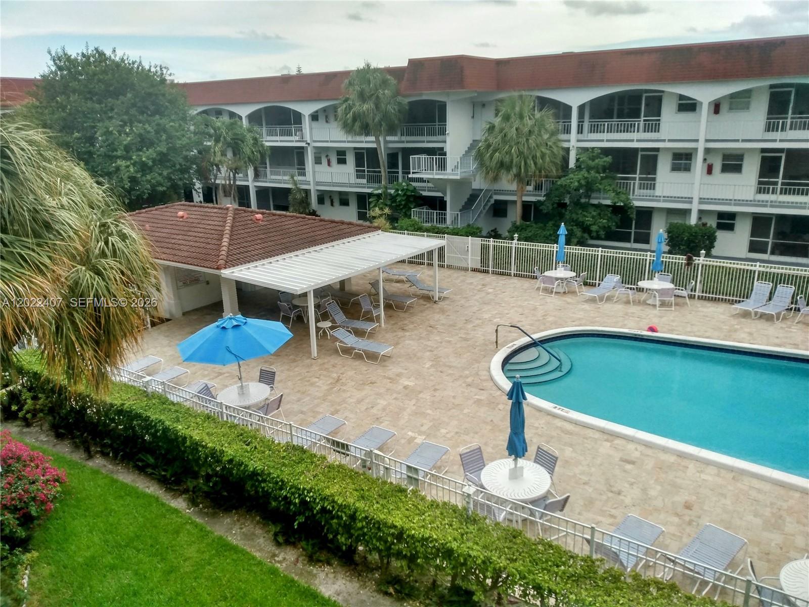 581 Blue Heron Dr # B, Hallandale Beach FL 33009