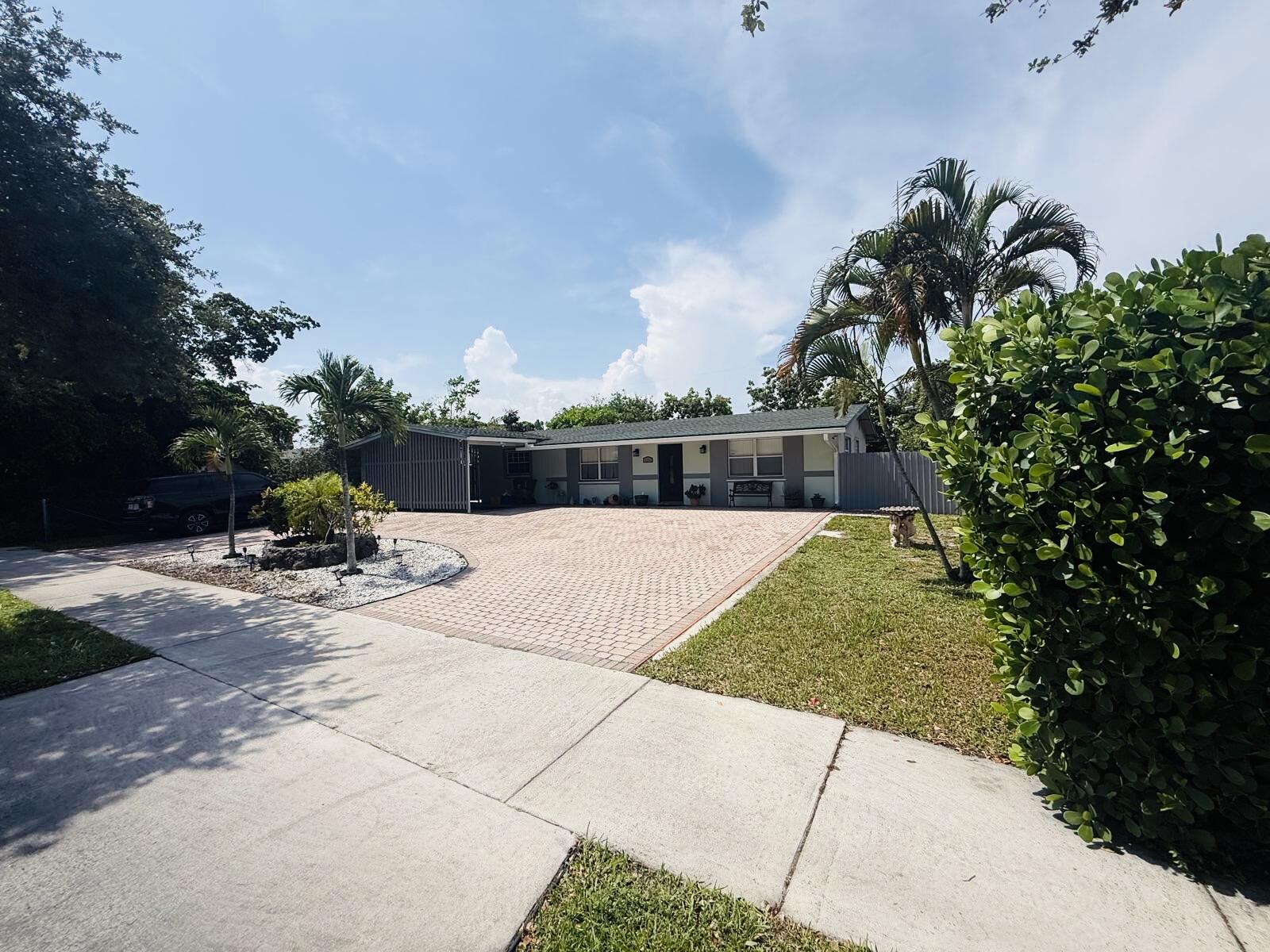 3335 10th Avenue N, Palm Springs FL 33461