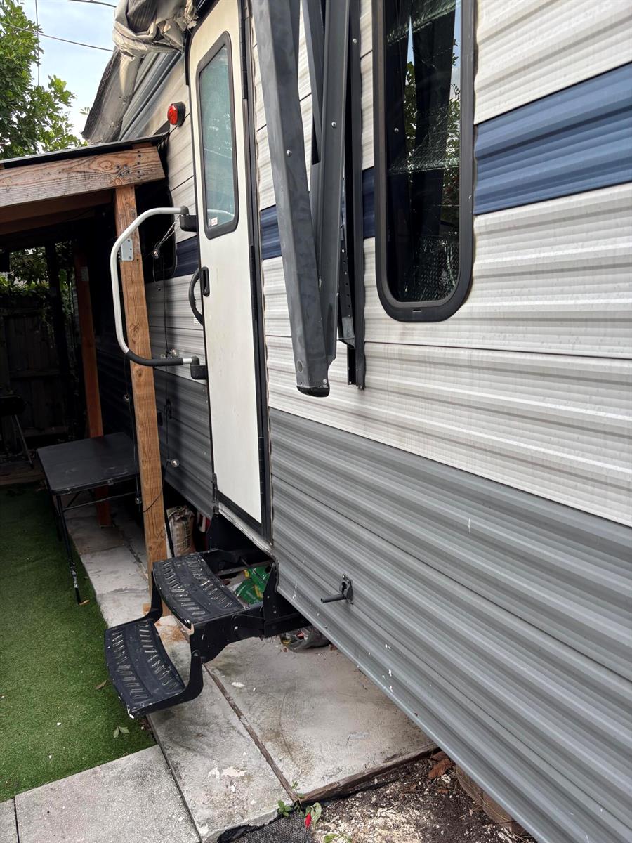 249 NE 45th ST - TRAILER - FRONT2