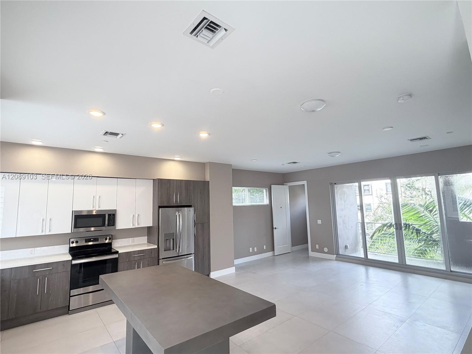 612 NE 12th Ave # 612 — Photo 3