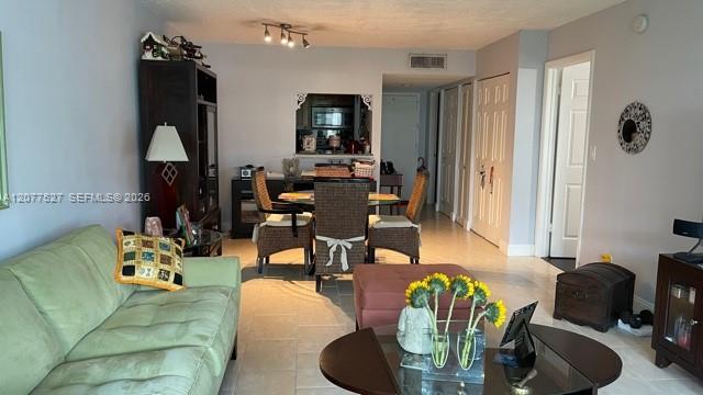 100 Lakeview Dr # 103 — Photo 3