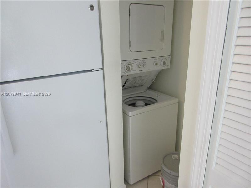 washer / dryer inside unit