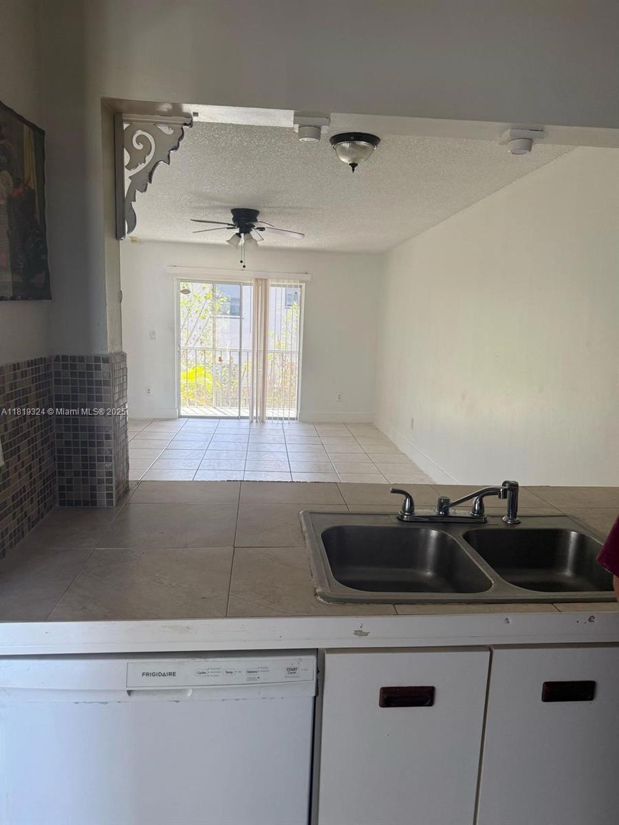 438 NE 210th Cir Ter # 4B — Photo 3