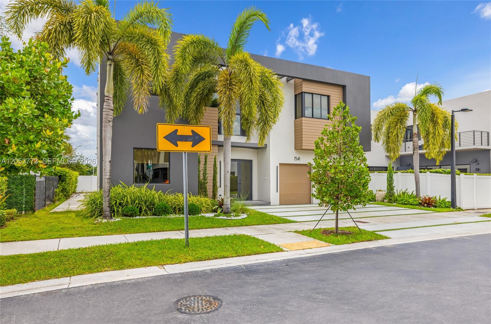 7541 NW 100th Ave, Doral FL 33178