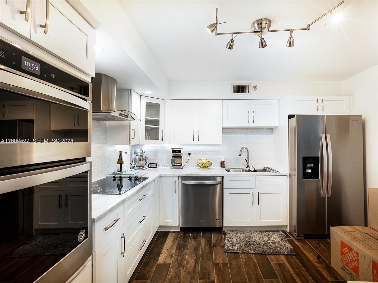 3500 Mystic Pointe Dr # 1607 — Photo 2