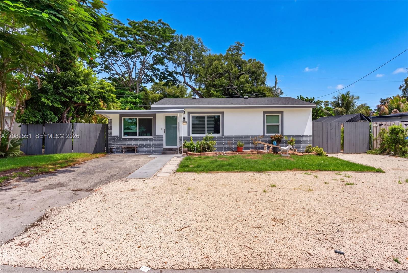1541 SW 32nd Ct — Photo 2