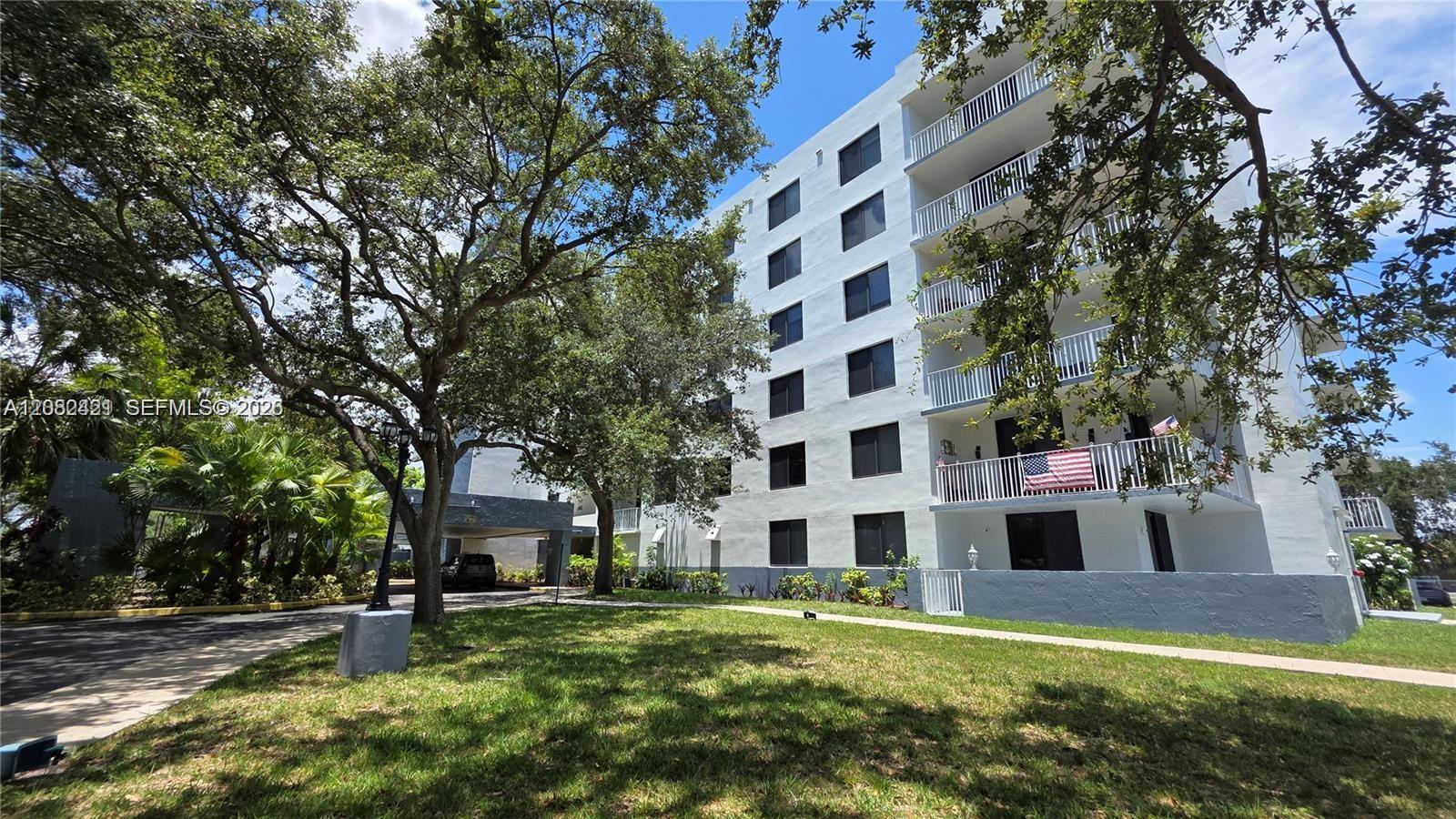 901 Hillcrest Dr # 215 — Photo 2