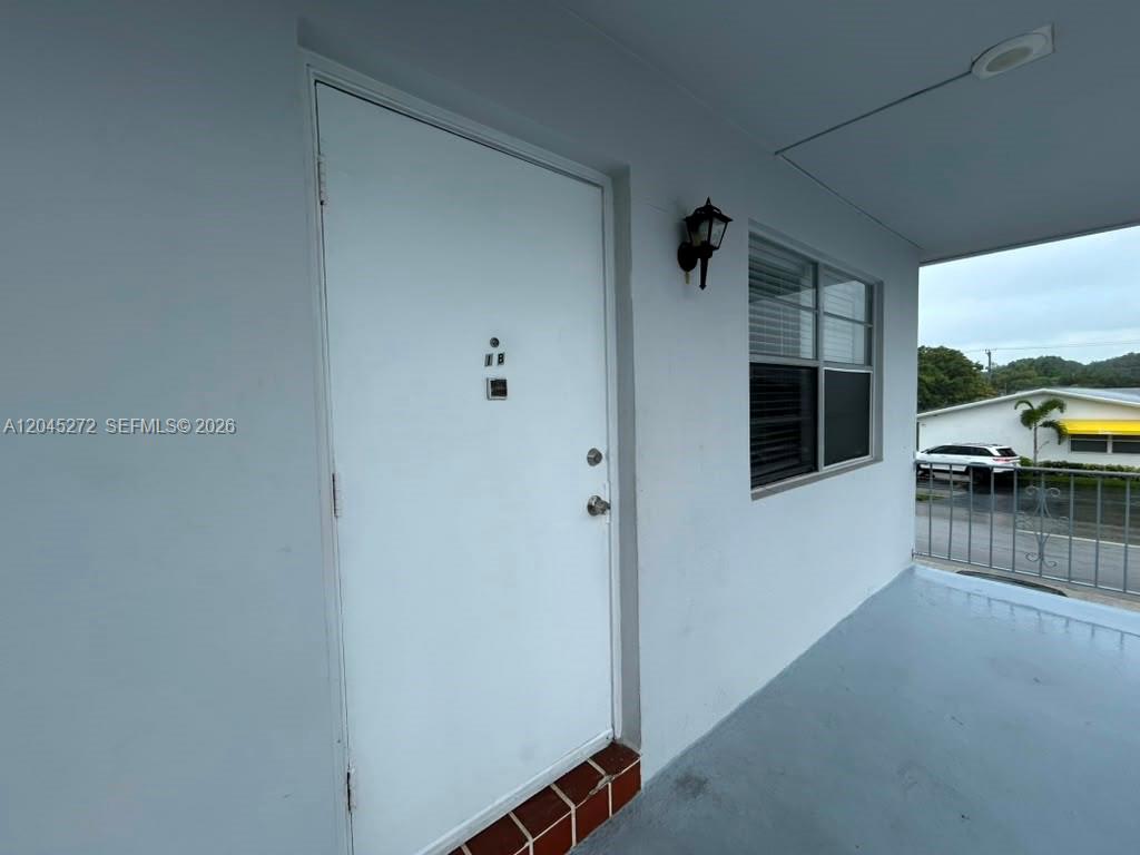 2435 Van Buren St APT 1B, Hollywood FL 33020