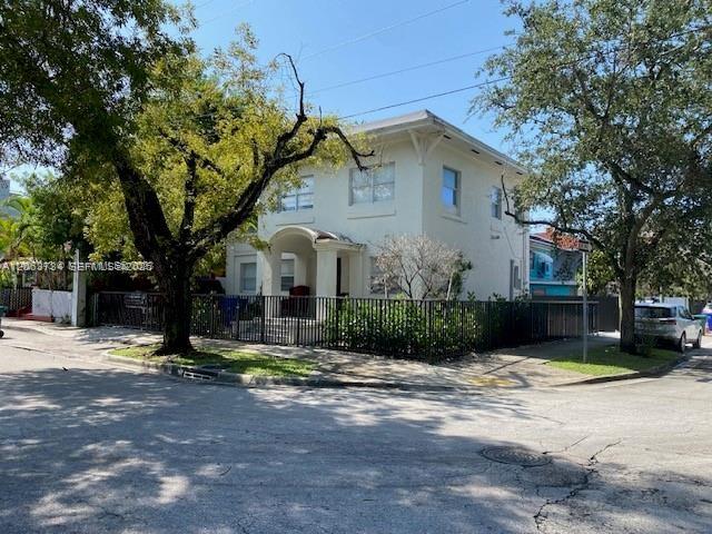 876 SW 2nd St, Miami FL 33130