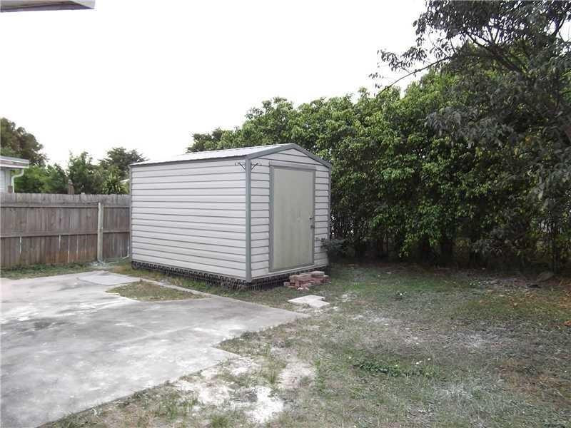433 SW 61ST Terrace — Photo 2