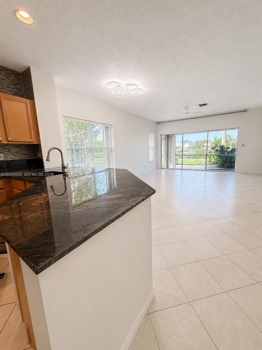 7337 Smithbrooke Dr — Photo 2