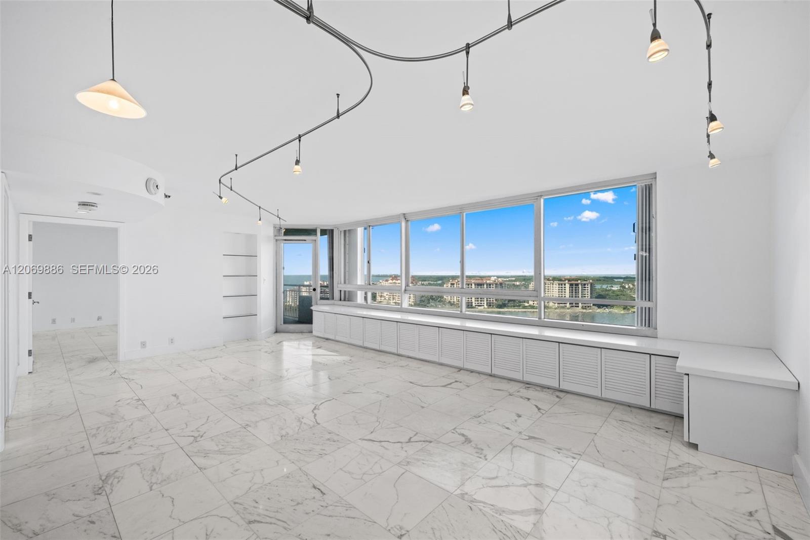 400 S Pointe Dr # 1905 — Photo 2