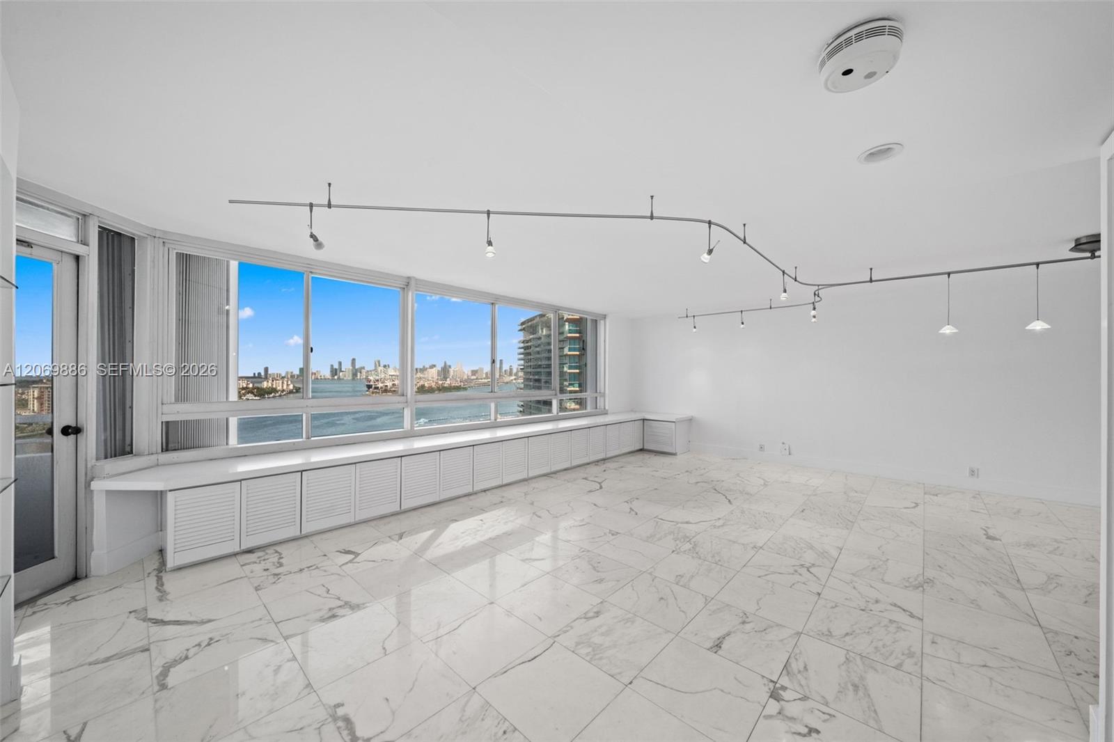 400 S Pointe Dr # 1905 — Photo 3