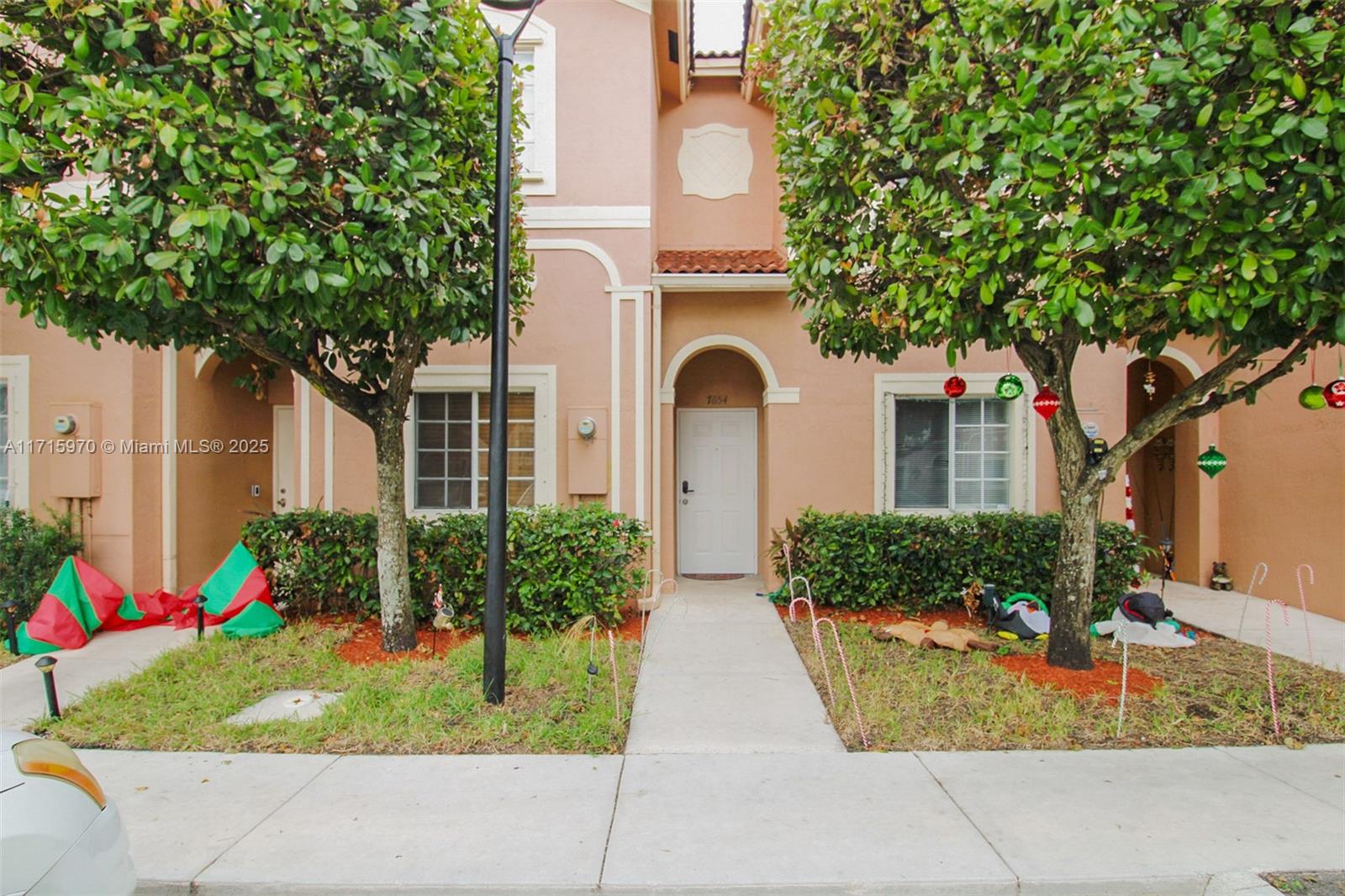 7854 Catalina Cir, Tamarac FL 33321