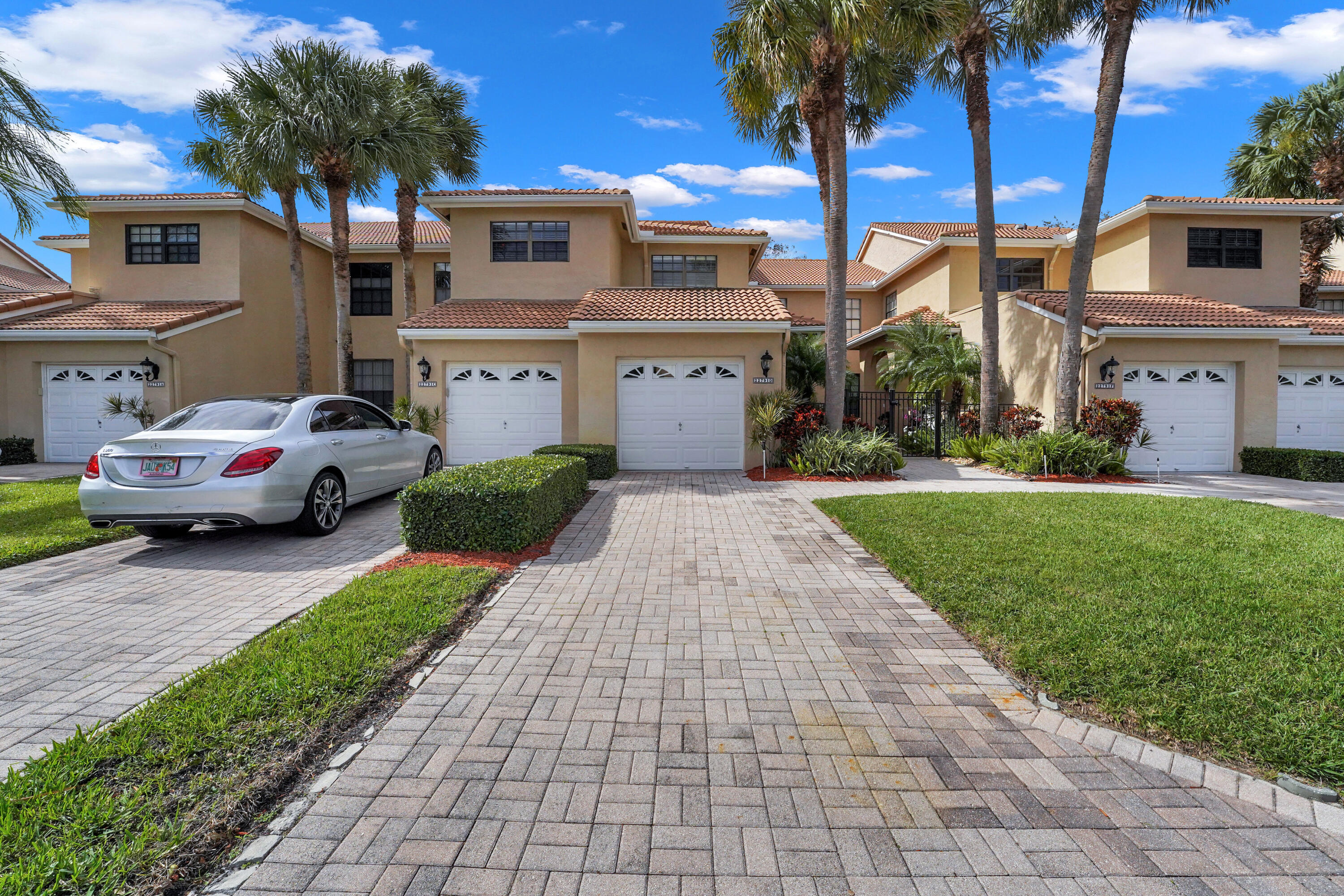 22791 TRELAWNY Terrace # D — Photo 2