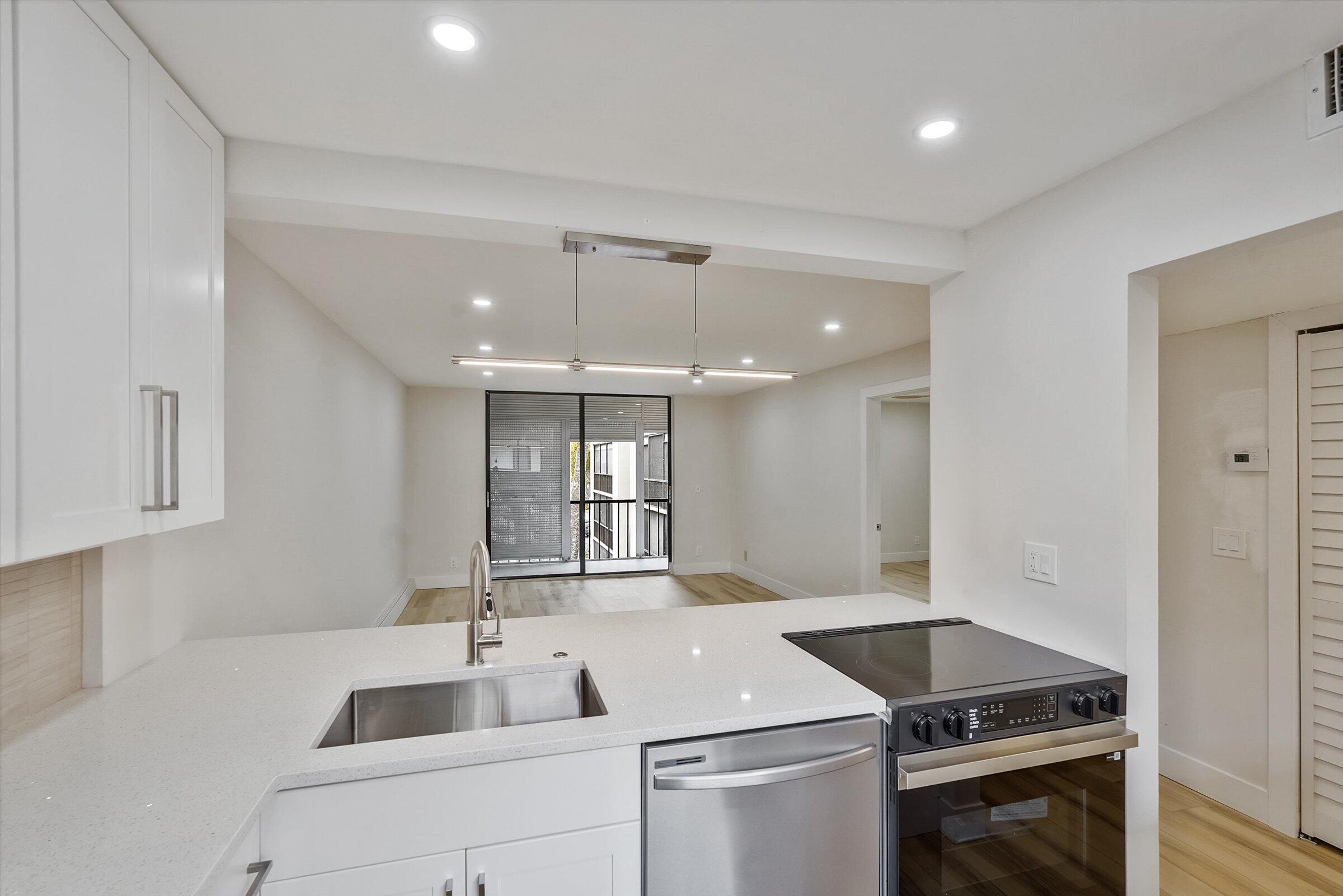 5220 Las Verdes Circle — Photo 3