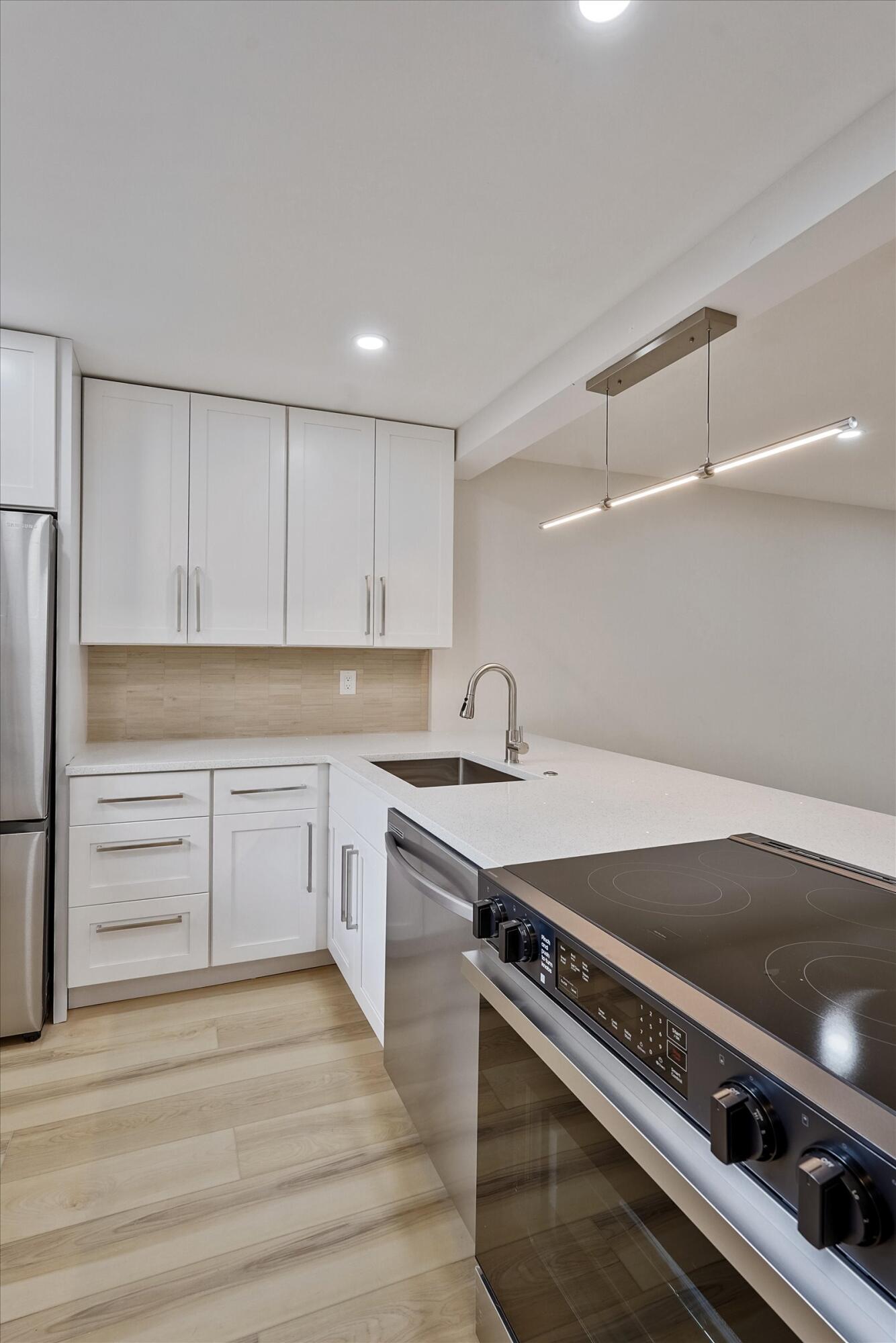 5220 Las Verdes Circle — Photo 2