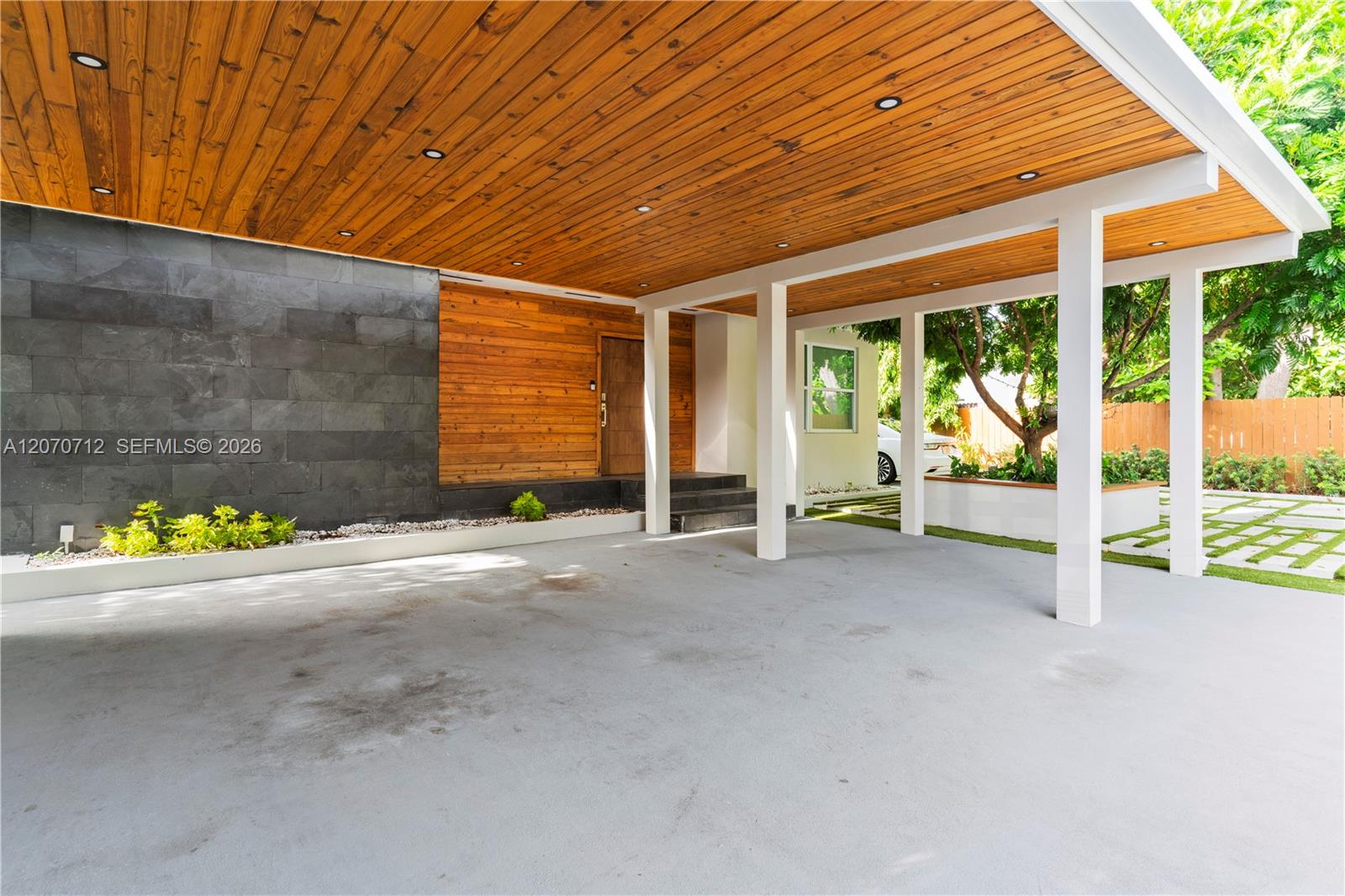 221 NE 44th St View 3
