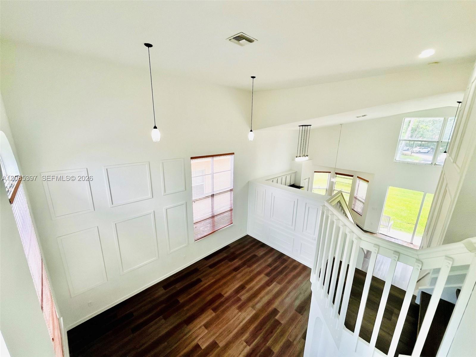 1261 NE 37th Pl — Photo 3
