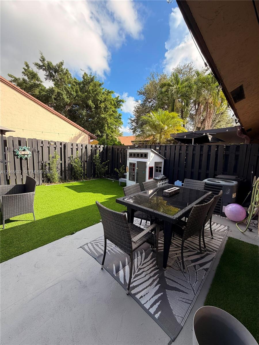 11083 NW 38th Pl — Photo 3