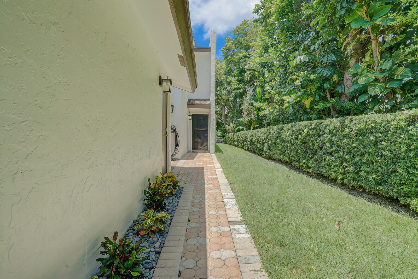 1301 N RIVERSIDE Drive # 19 — Photo 4