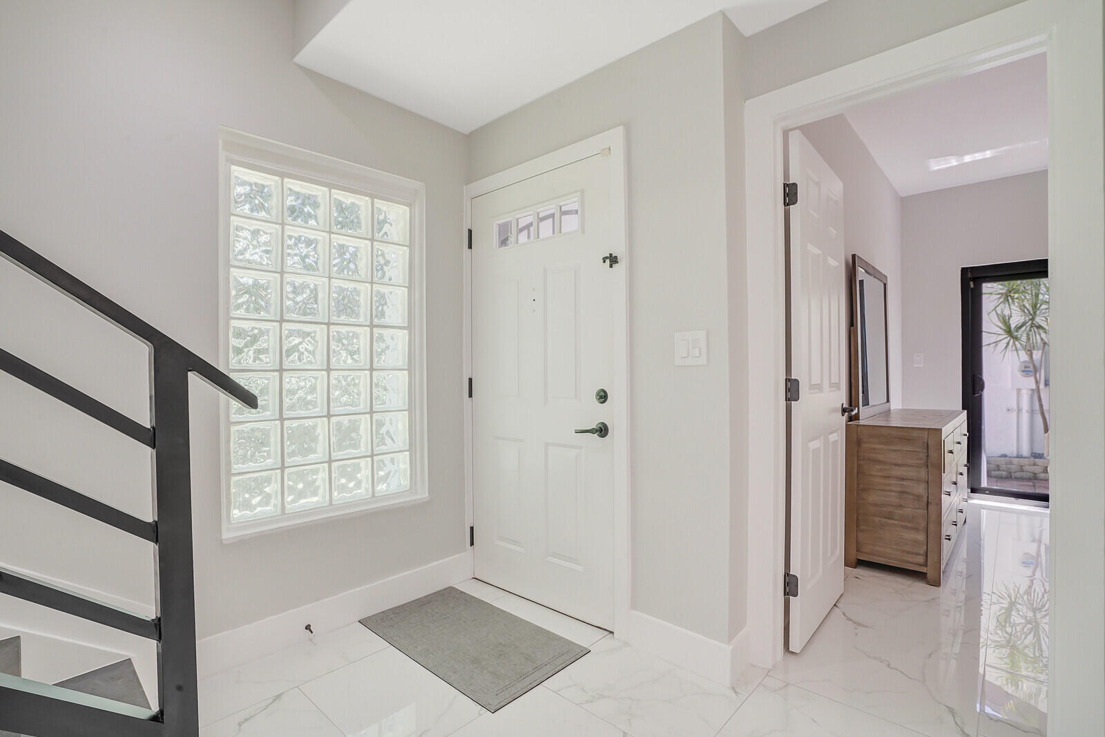 1301 N RIVERSIDE Drive # 19 — Photo 5