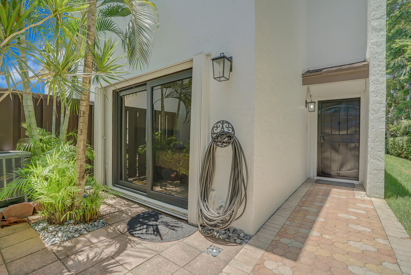 1301 N RIVERSIDE Drive # 19 — Photo 3