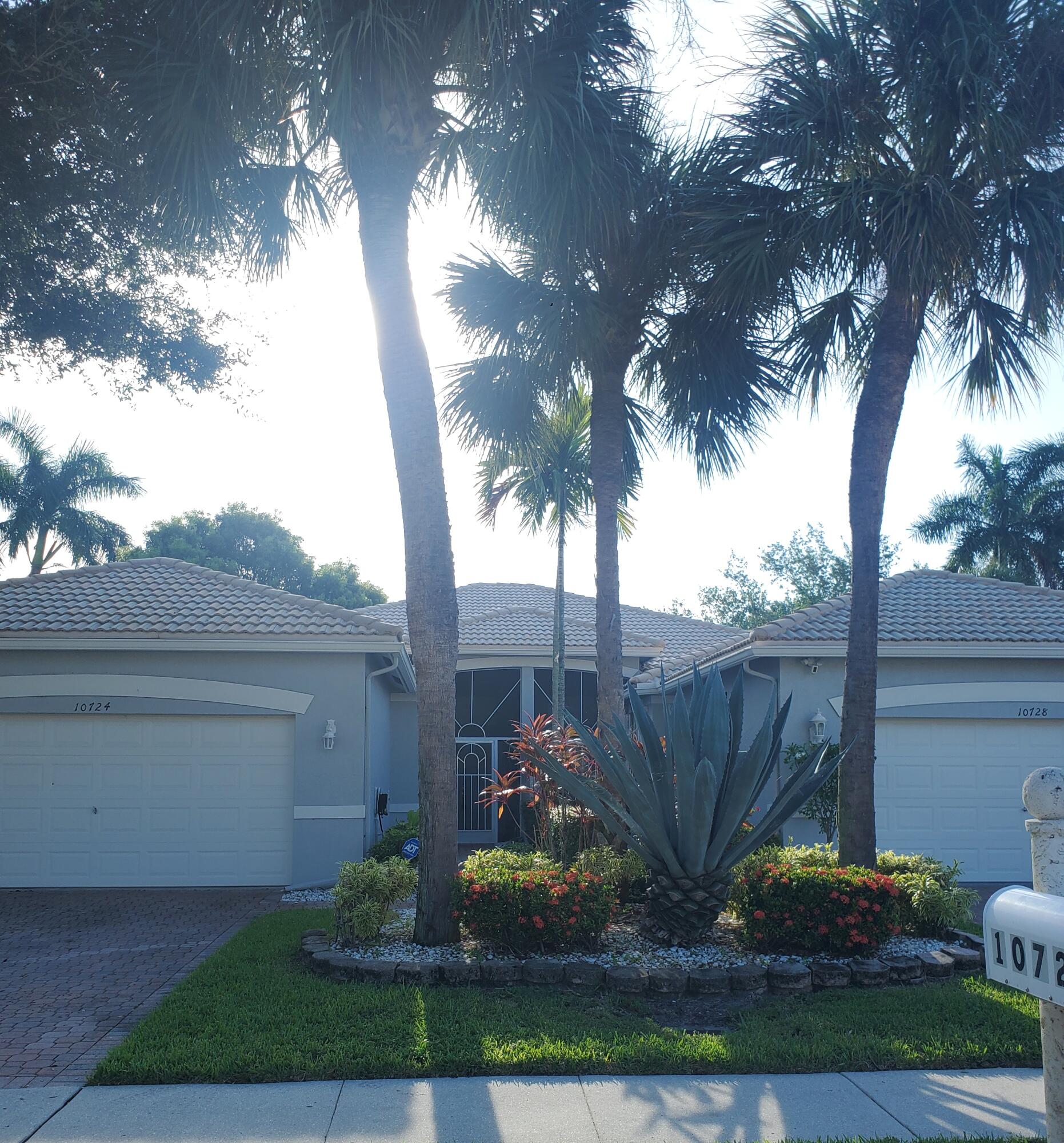 10724 ROYAL CARIBBEAN Circle — Photo 2