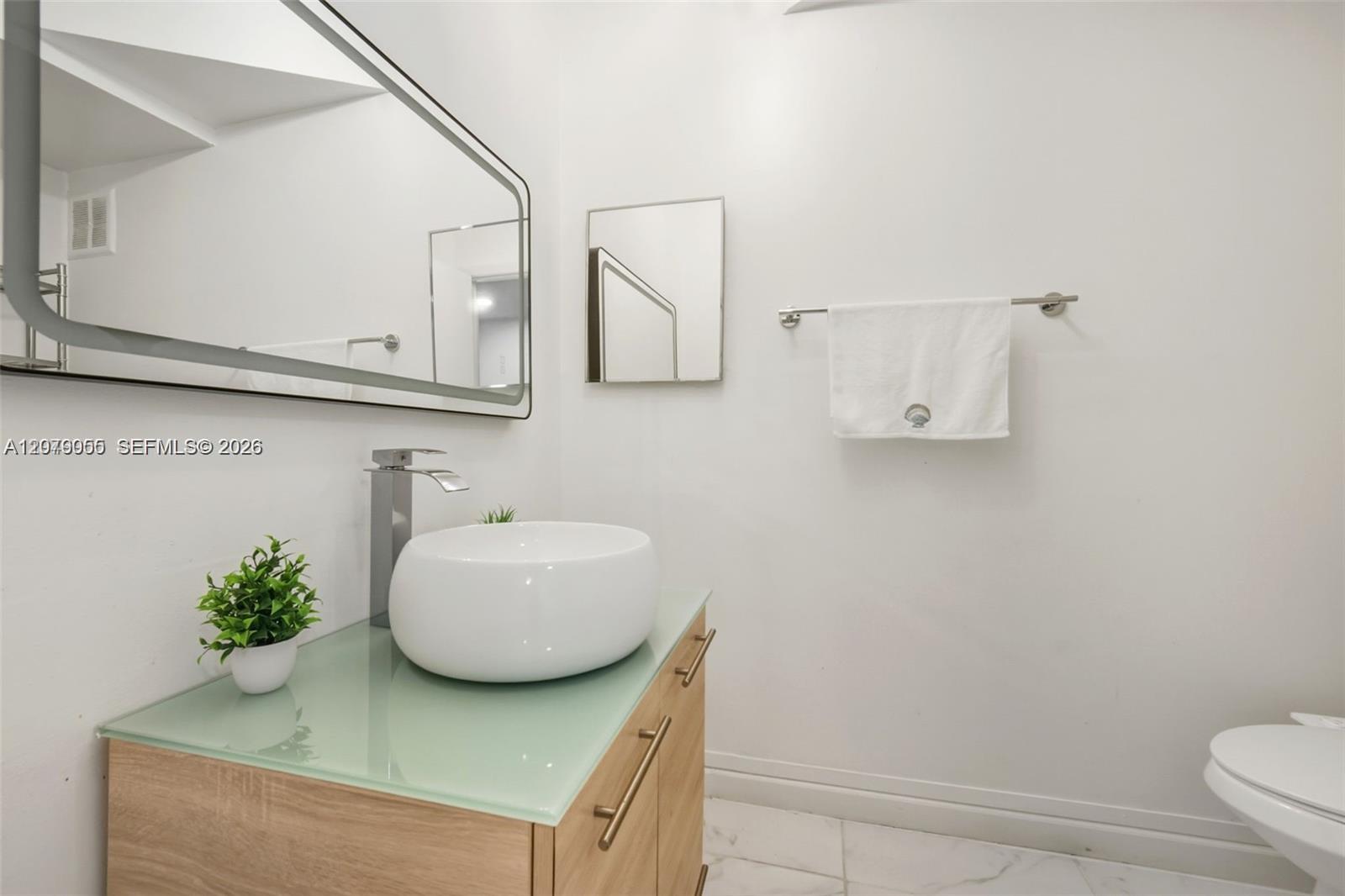 140 Lakeview Dr # 203 — Photo 5