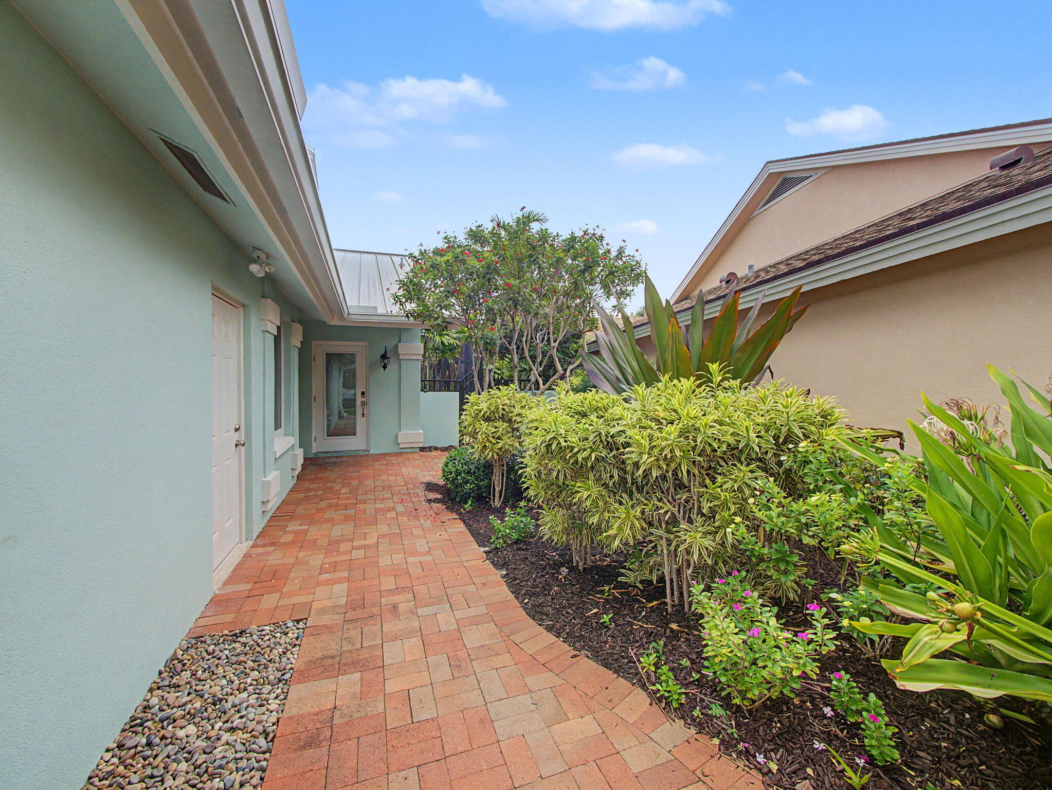 303 LEEWARD Drive — Photo 2