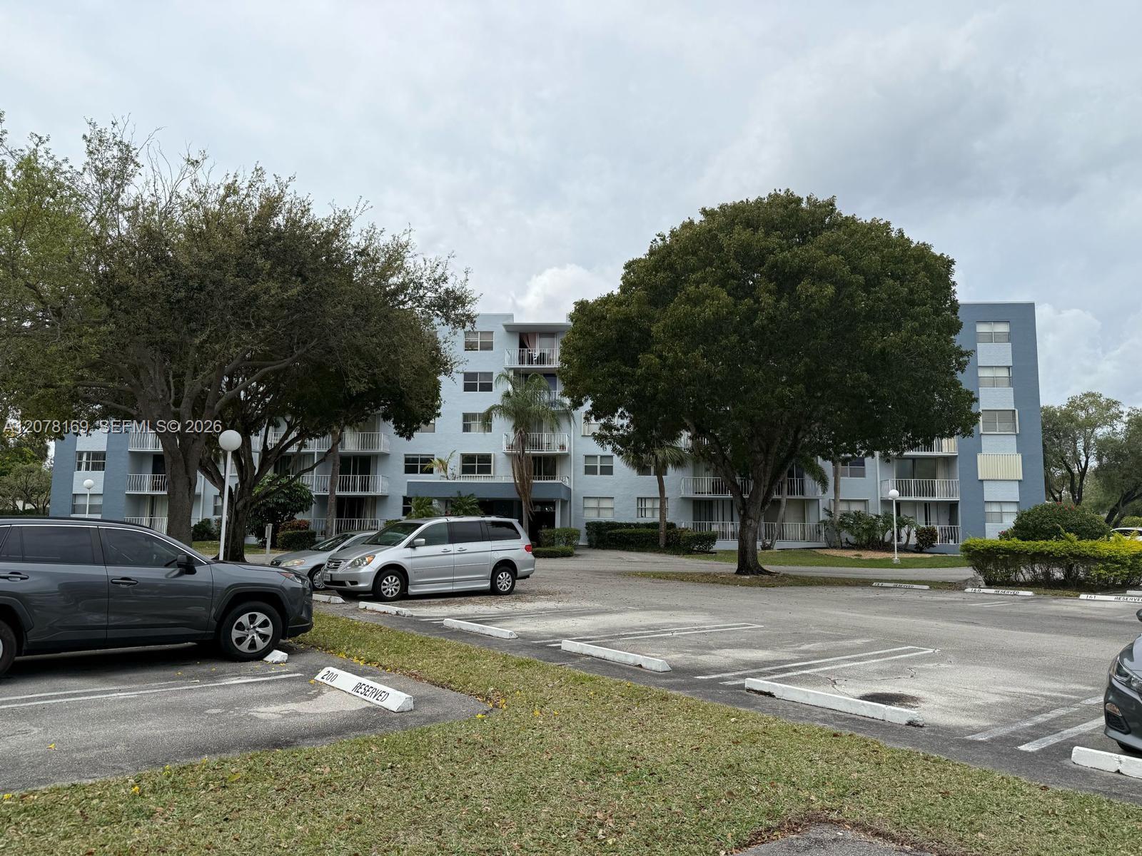 500 Executive Center Dr # 4J — Photo 2