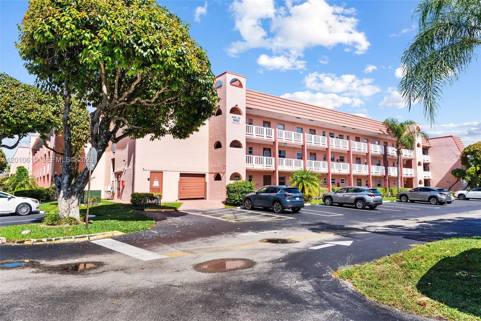 9421 Sunrise Lakes Blvd # 208, Sunrise FL 33322