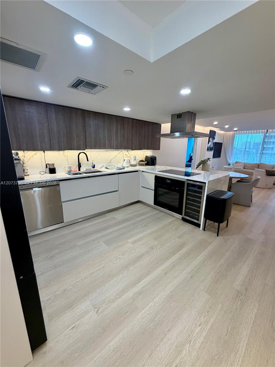 1025 92nd St # 405 — Photo 3