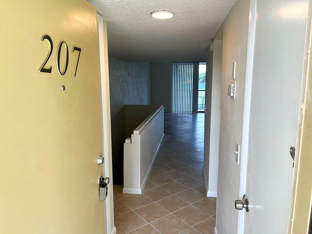 2828 Tennis Club Drive # 207, West Palm Beach FL 33417