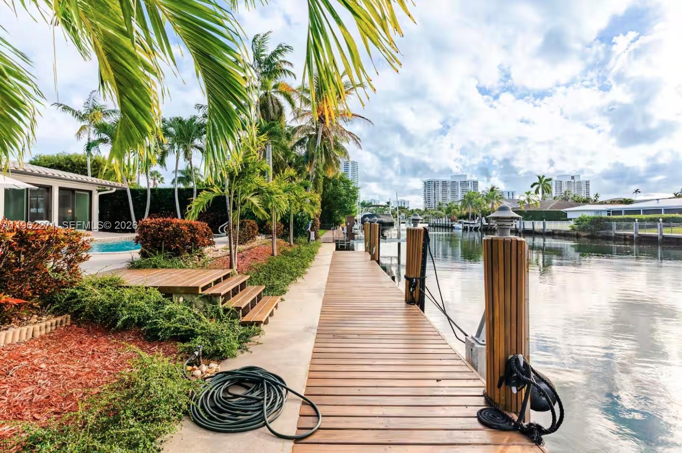 636 Hibiscus Dr, Hallandale Beach FL 33009