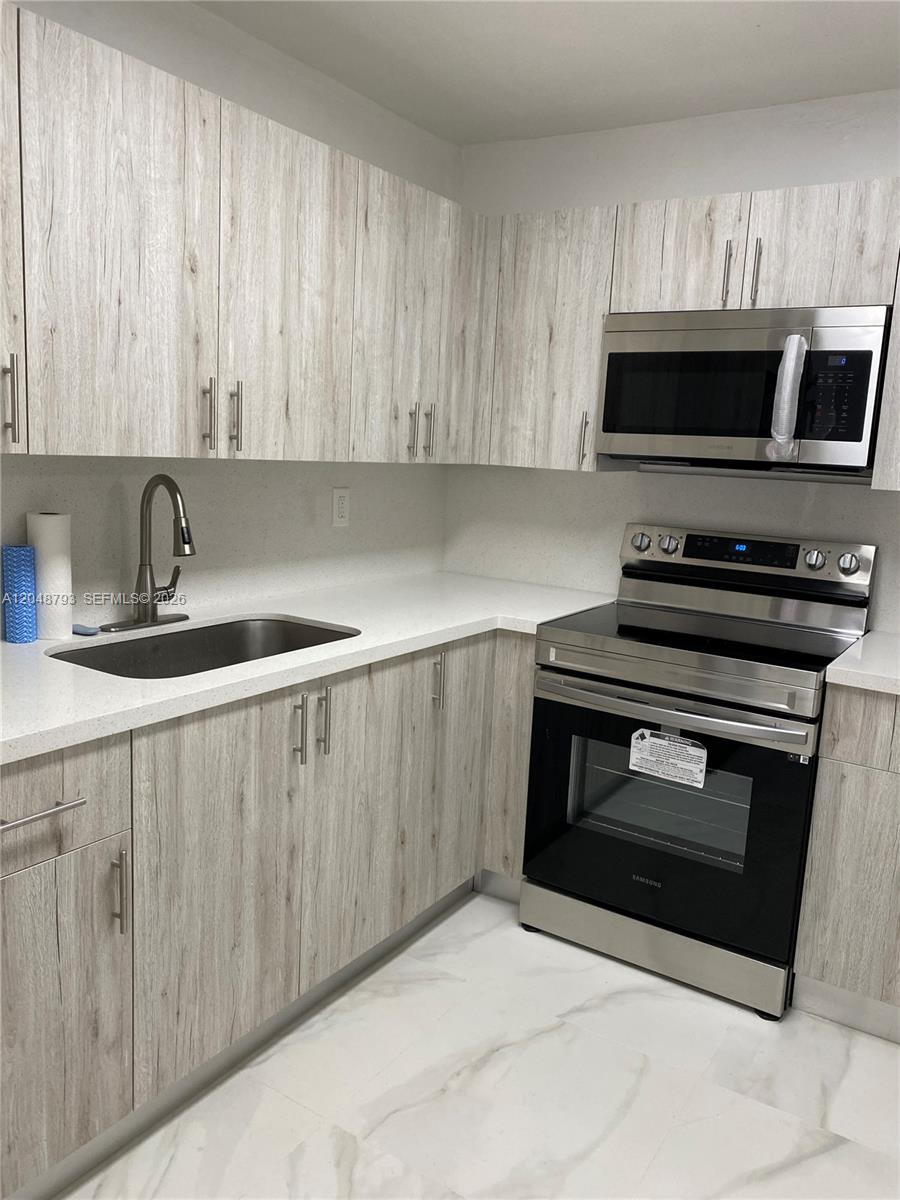 6190 W 19th Ave # 206, Hialeah FL 33012