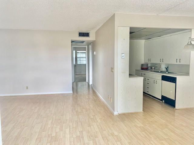 3063 Ainslie D — Photo 5