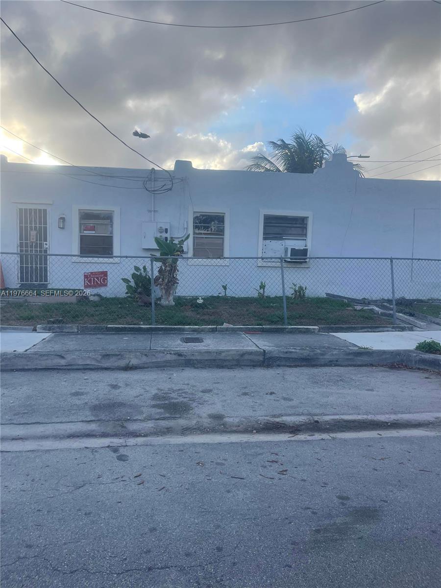 664 NW 77th St, Miami FL 33150