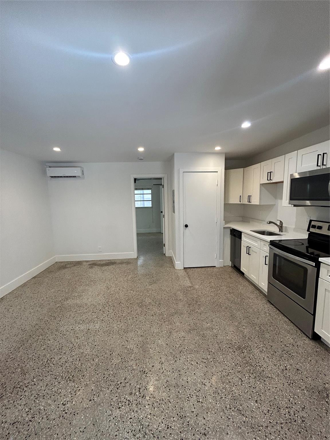 820 N Victoria Park Road # 4 — Photo 2