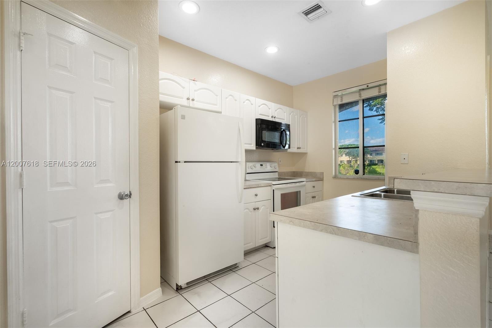 6051 SW 19th Pl — Photo 4