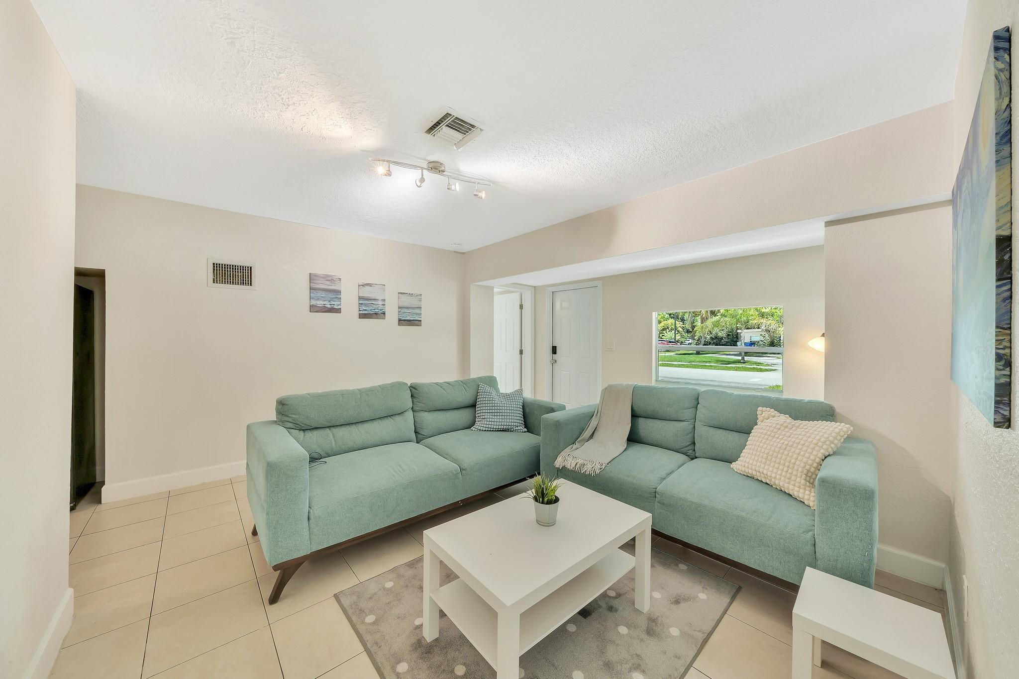 1412 NE 25th Court — Photo 5