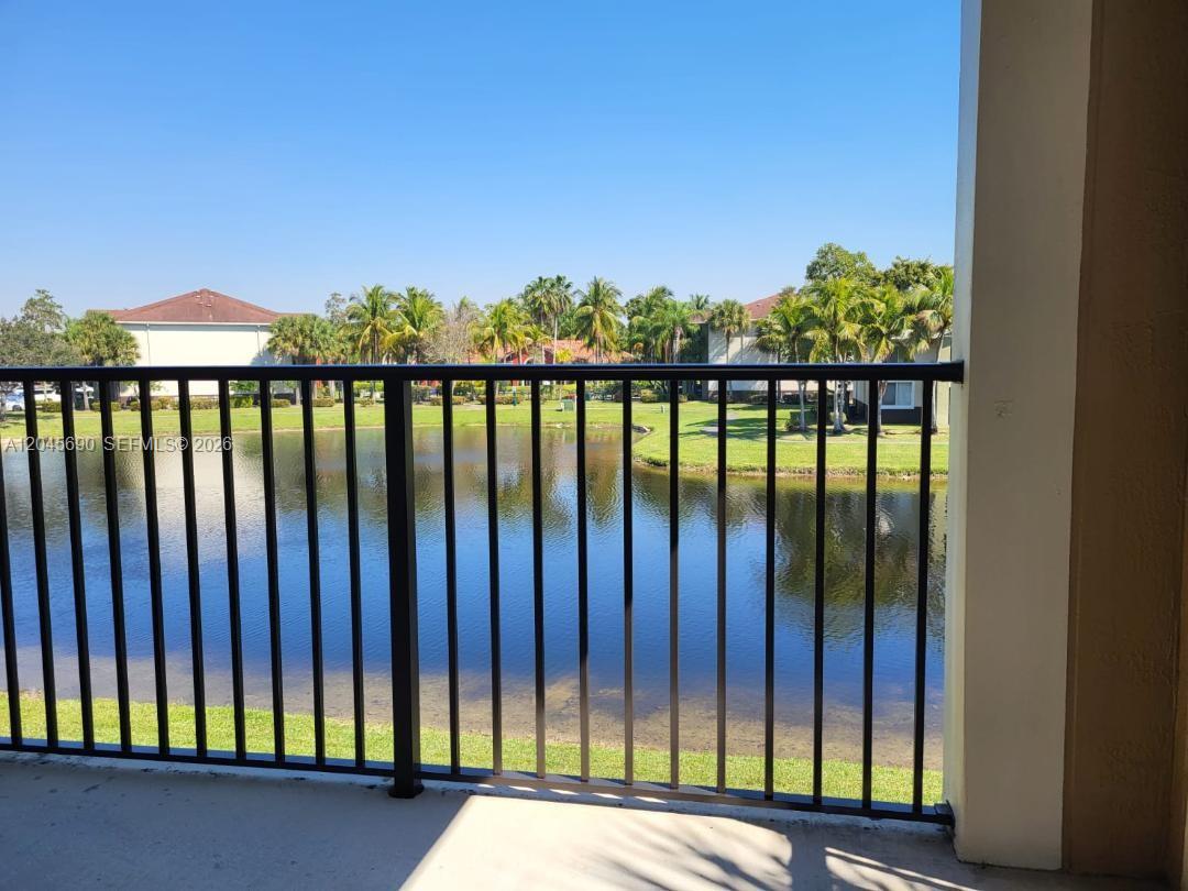 8070 N Nob Hill Rd # 208, Tamarac FL 33321