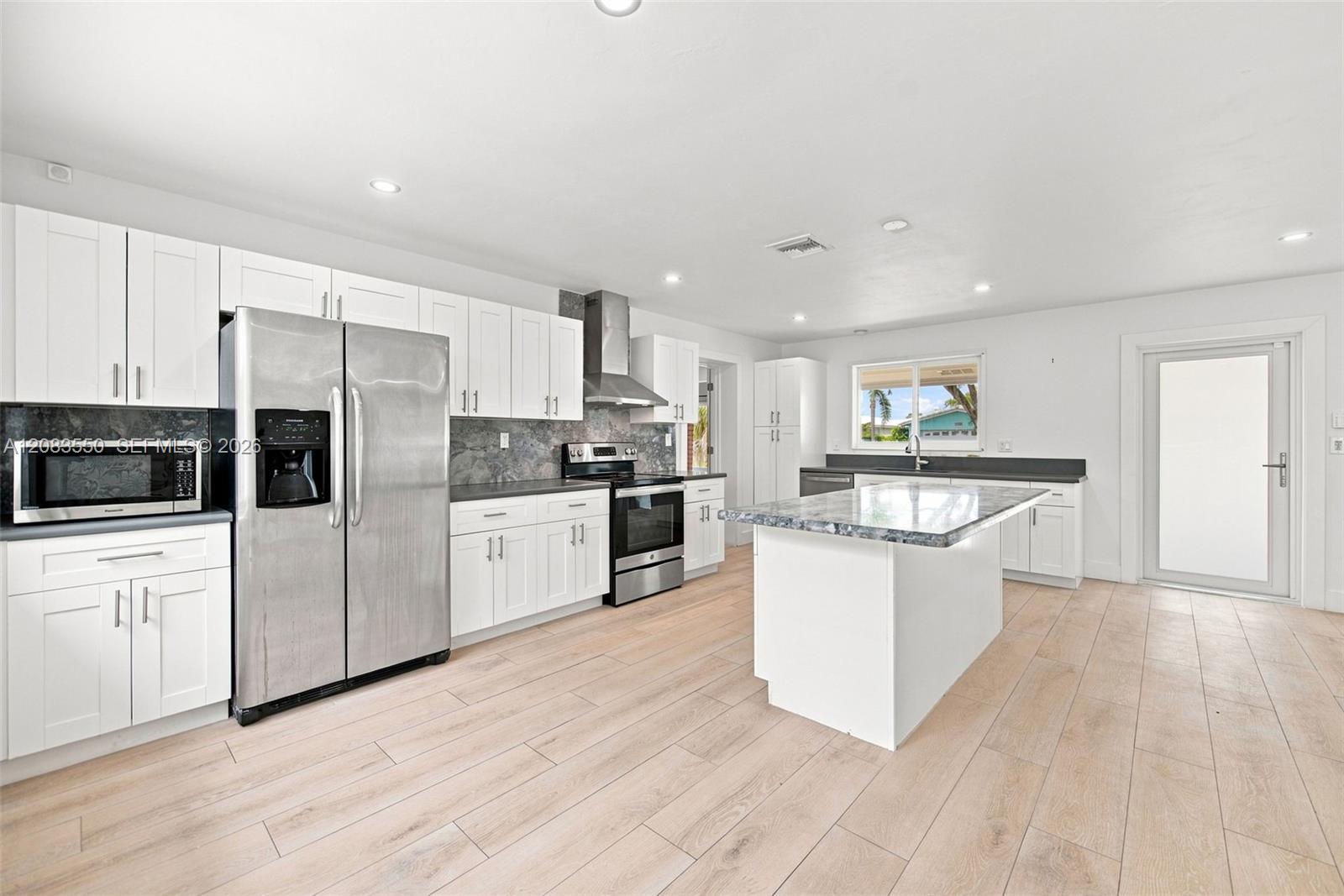 807 SE 9th Ter — Photo 5