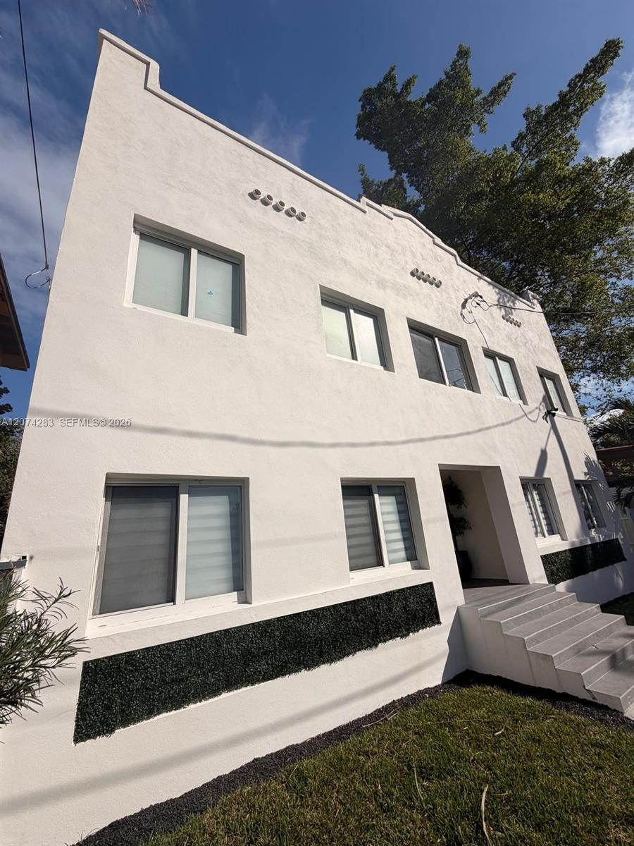 337 SW 10th Ave # 5 — Photo 2