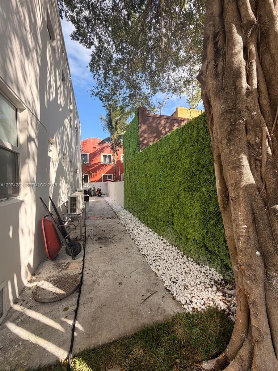 337 SW 10th Ave # 5 — Photo 3