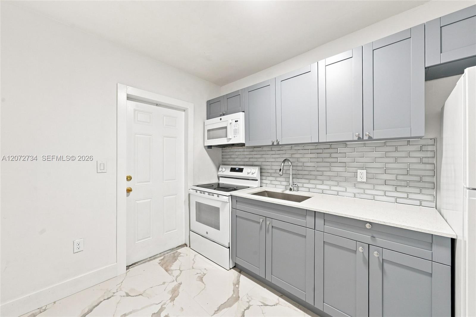 219 NW 10th Ave APT 2 — Photo 3