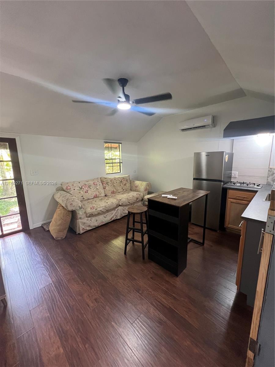 411 SW 1st St # 2 — Photo 3
