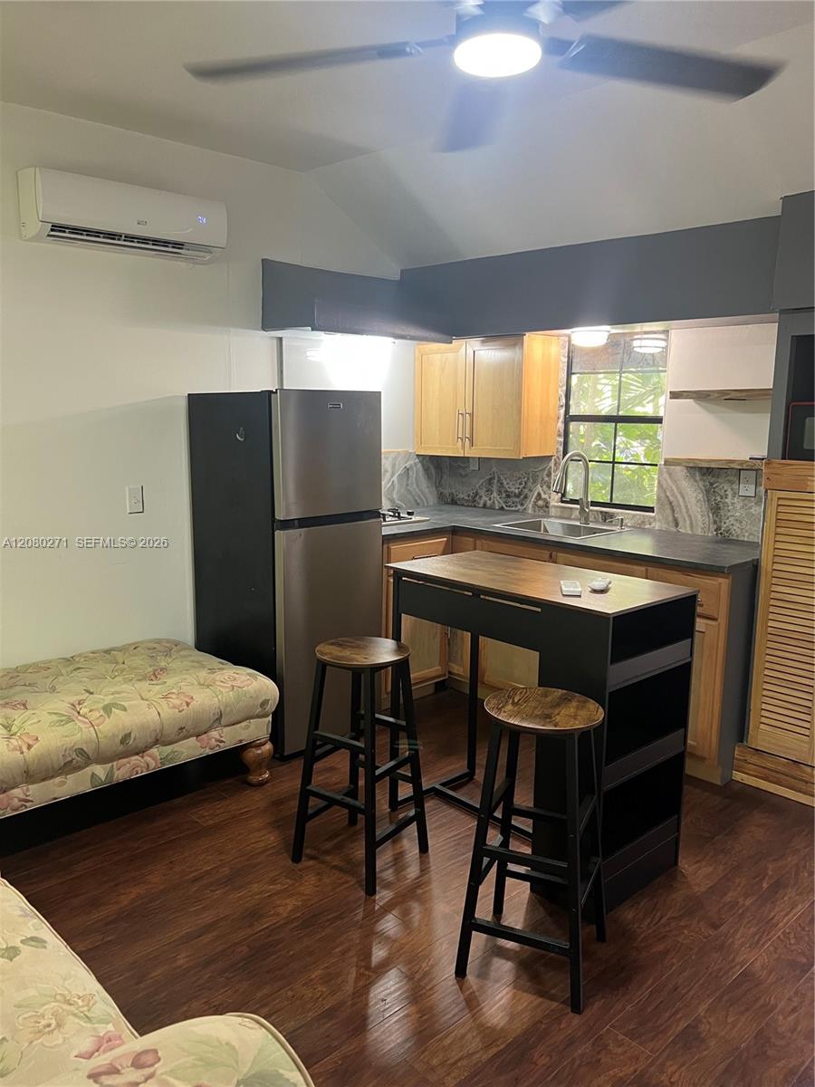 411 SW 1st St # 2 — Photo 4
