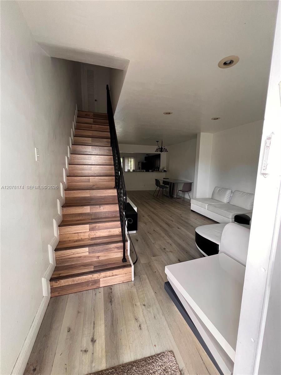2442 SW 58 — Photo 2